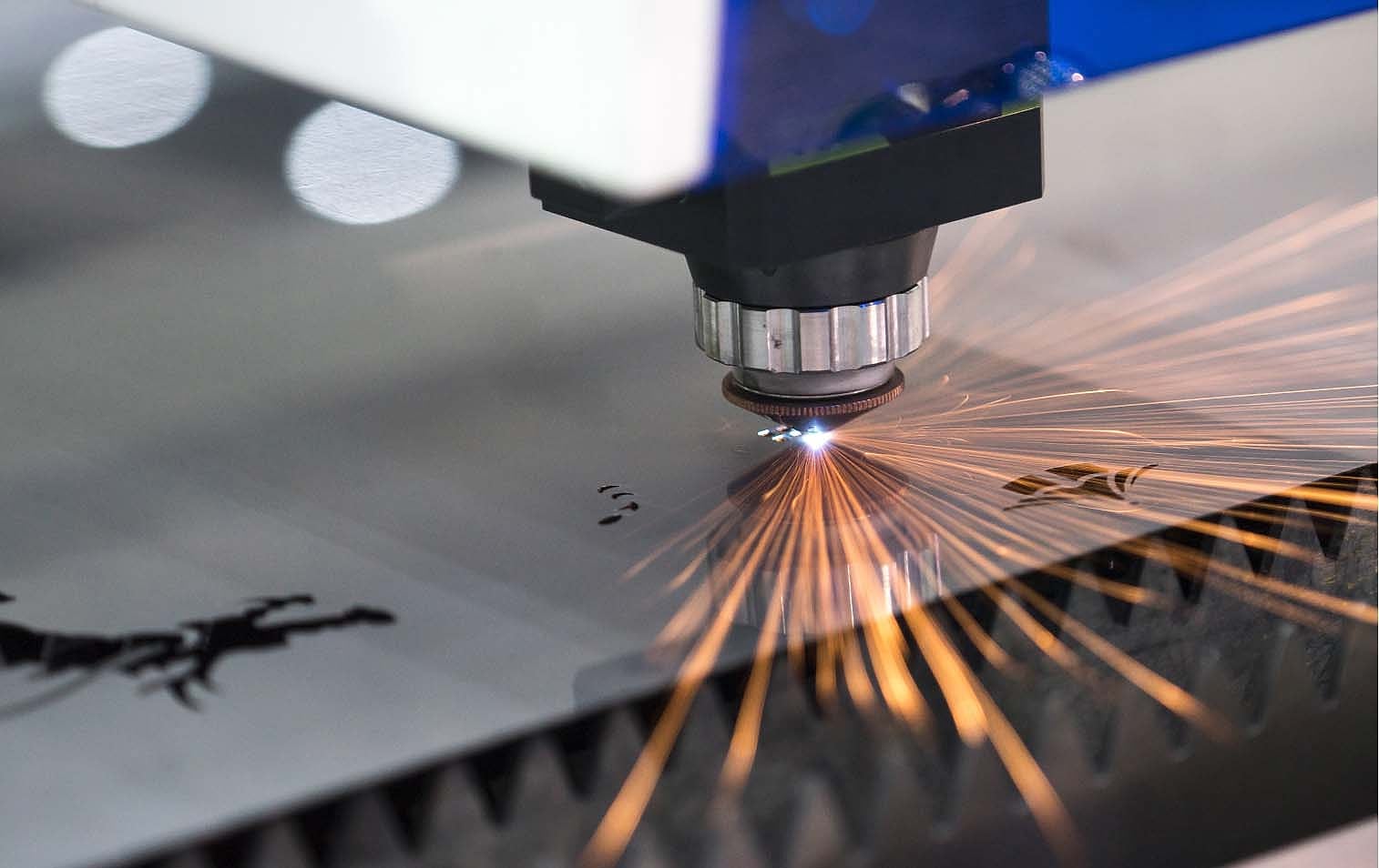 High-power laser process with sparks in an industrial system